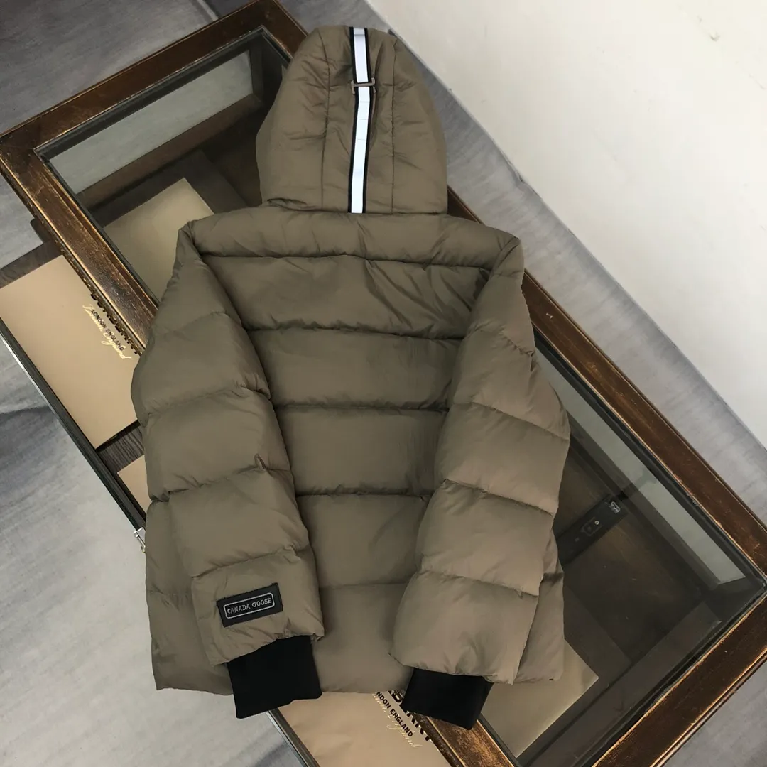 P1020 𝘾𝘼𝙉𝘼𝘿𝘼 𝙂𝙊𝙊𝙎𝙀/Canada Goose Down Jacket Bakery Couple Style 3M Reflective Black Label Parka/Junction Parka is made of CORDURA@'s super-soft EnduraLuxe fabric, which enhances the durability of easy-to-wear parts, making it lightweight and durable. 360-degree reflective strips on the hood improve visibility in low-light environments. 90 white duck down ~ There are also straps inside so that the jacket can be placed on the shoulders to free up hands. The down placket is designed with invisible snap buttons on the two-way zipper to prevent wind and keep warm. Unzipping the zipper from the bottom can increase the range of motion or improve breathability ~ Ribbed knitted cuffs increase comfort and lock in heat, and the hem has an internal drawstring to block cold wind [Wide version] A-line silhouette ➕ Bread suit tailoring design, the wide OS style can cover all body defects and also brings a sense of handsomeness! ! Color: Black Brown Size: XS S M L XL XXL